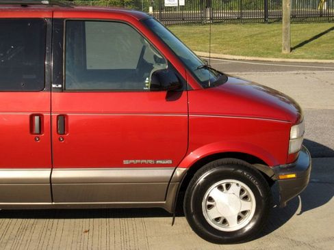 Used 1999 GMC Safari AWD image 10
