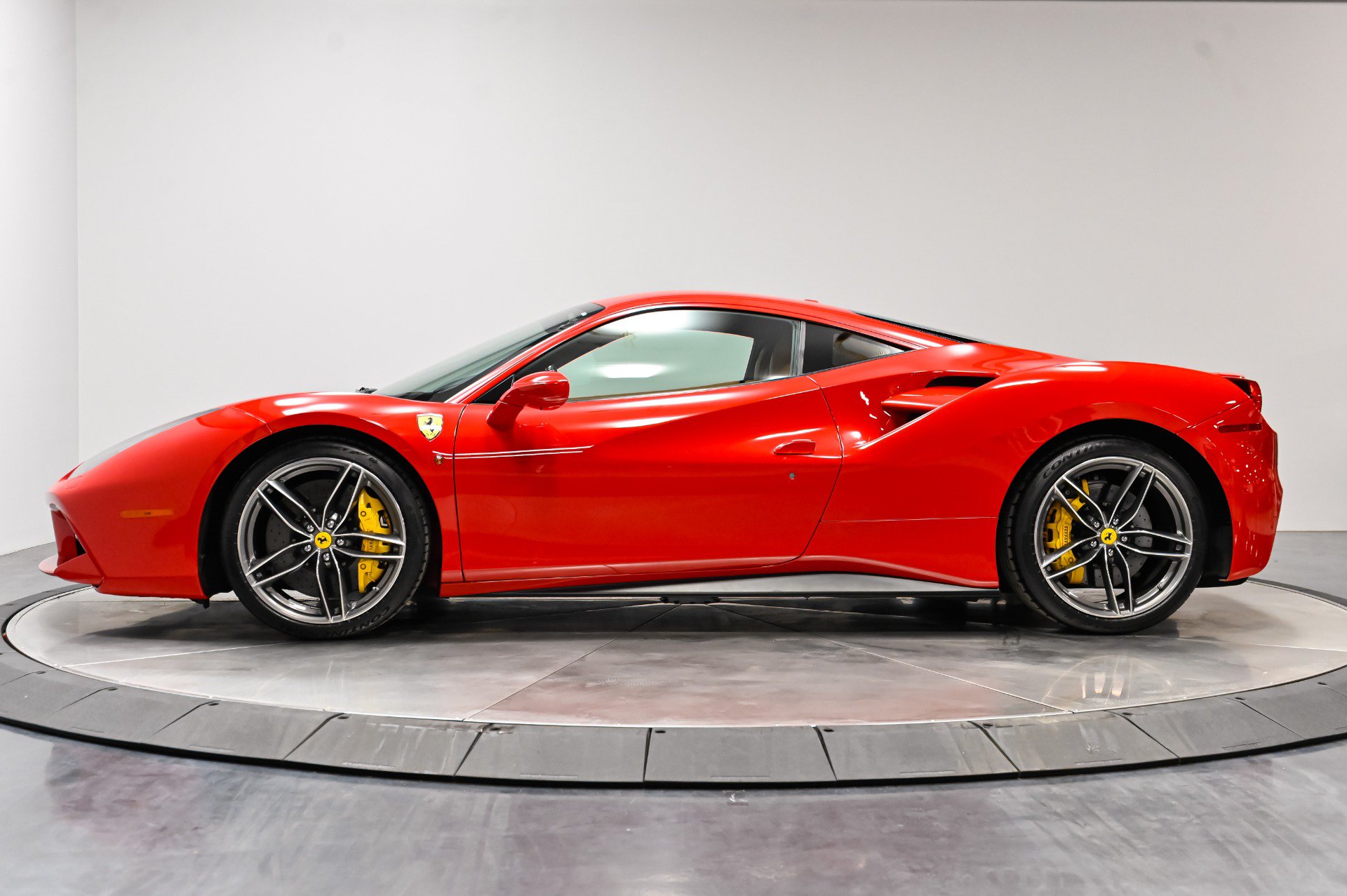 Used 2018 Ferrari 488 GTB RWD image 18