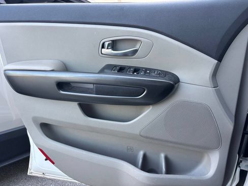 Used 2019 Kia Sedona EX FWD image 11