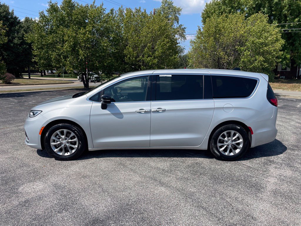 Used 2026 Chrysler Pacifica Limited FWD image 8