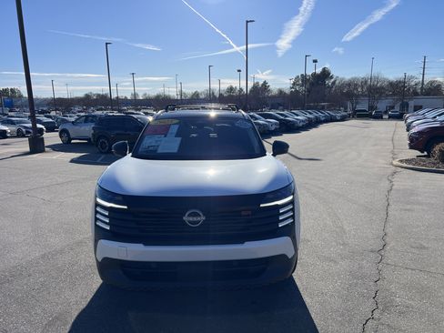 Certified 2025 Nissan Kicks SR w/ SR Premium Package image 2