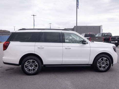 New 2026 Ford Expedition Active image 11