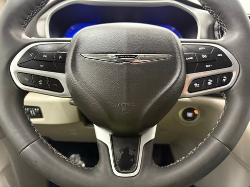 Used 2024 Chrysler Pacifica Touring-L image 42