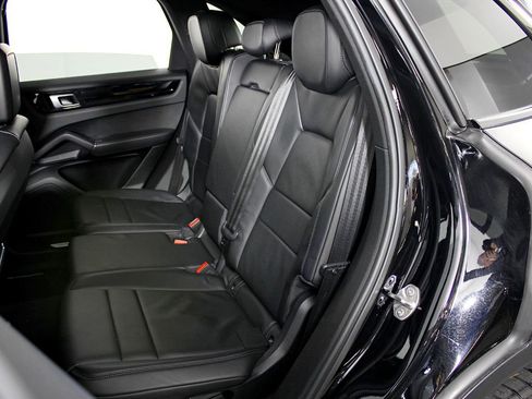 Used 2019 Porsche Cayenne image 38