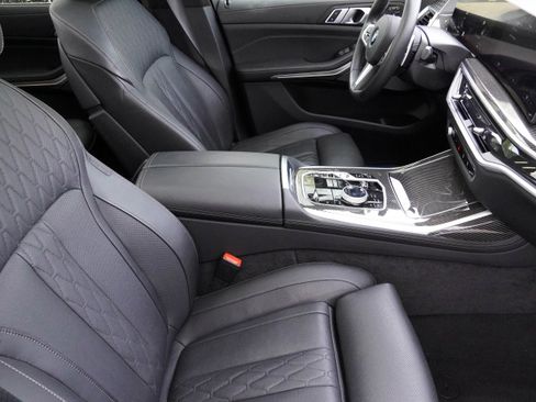 Used 2025 BMW X7 M60i image 12