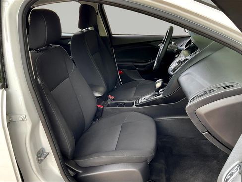 Used 2018 Ford Focus SE w/ SE Appearance Package FWD image 28