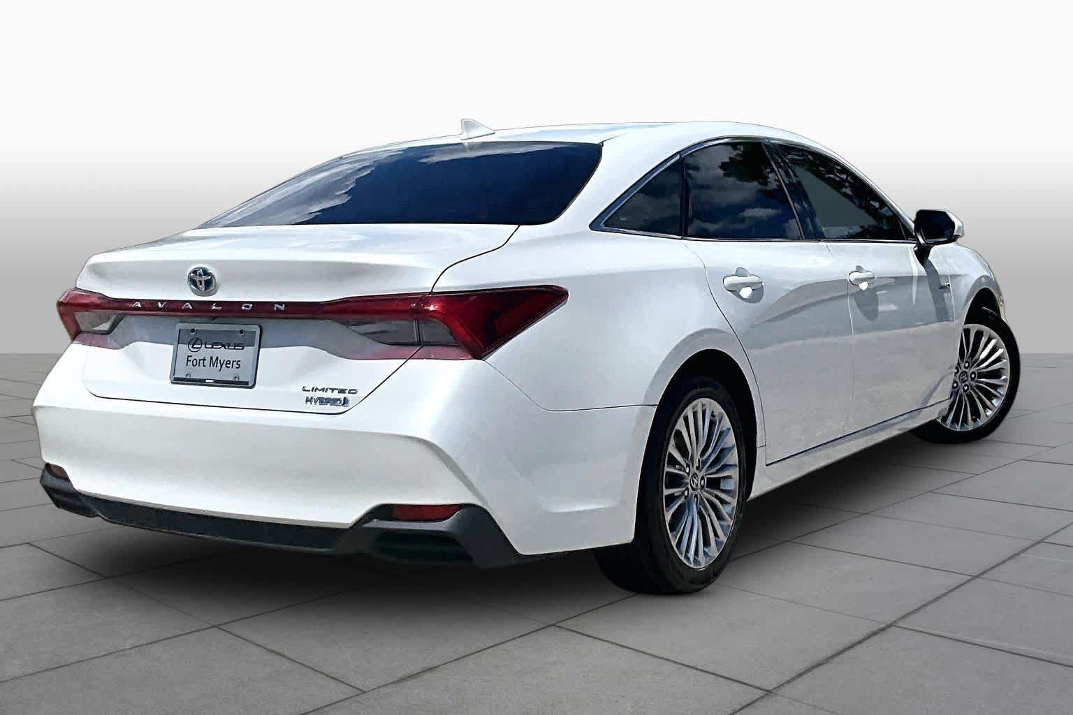 Used 2019 Toyota Avalon Limited FWD image 13