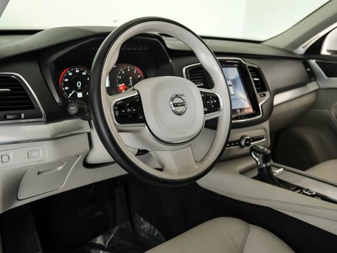 Used 2017 Volvo XC90 T6 Momentum w/ Vision Package image 2