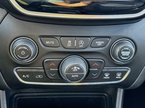 Used 2021 Jeep Cherokee Limited FWD image 17