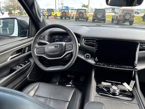 Used 2023 Jeep Wagoneer L Series II AWD/4WD image 18