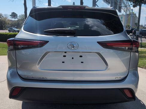 Certified 2024 Toyota Highlander XLE image 8
