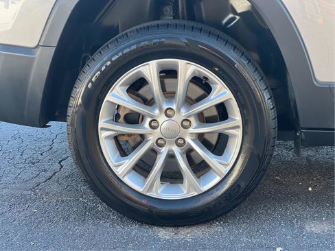 Used 2019 Jeep Cherokee Latitude w/ Popular Appearance Group image 24