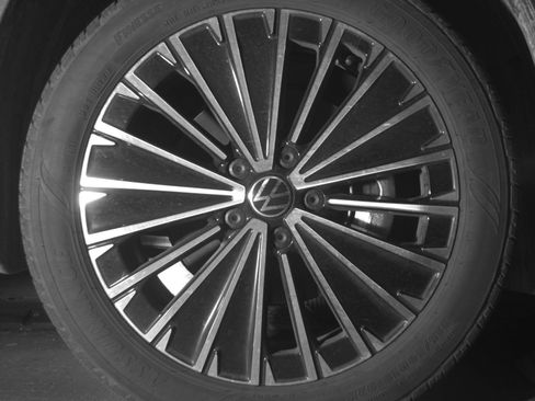 Used 2025 Volkswagen Taos SE image 13