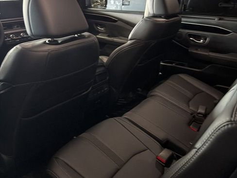 Used 2024 Honda Pilot Touring image 3