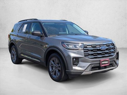 Used 2025 Ford Explorer Active w/ Active Comfort Package AWD/4WD image 3
