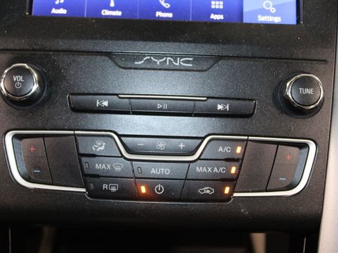 Used 2020 Ford Fusion SE FWD image 31