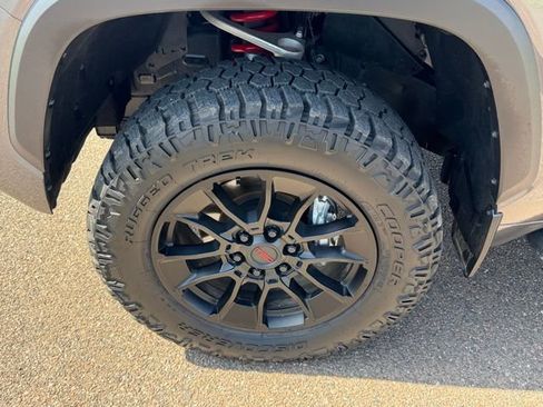 Used 2025 Toyota Tundra Limited AWD/4WD image 8