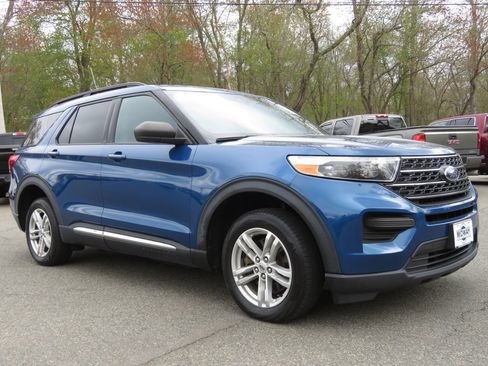 Used 2020 Ford Explorer XLT AWD/4WD image 3