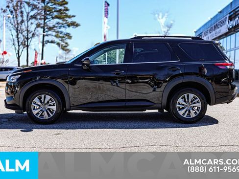 Used 2024 Nissan Pathfinder SV image 9