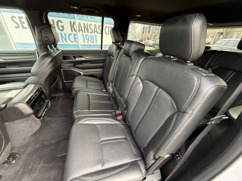 Used 2023 Jeep Wagoneer Series III w/ Preferred Equipment Group image 30