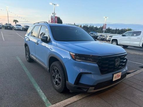 Used 2025 Honda Pilot TrailSport image 3