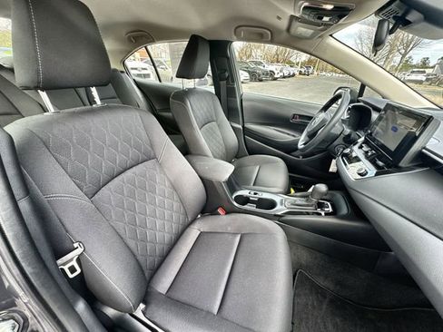 Used 2025 Toyota Corolla LE image 32