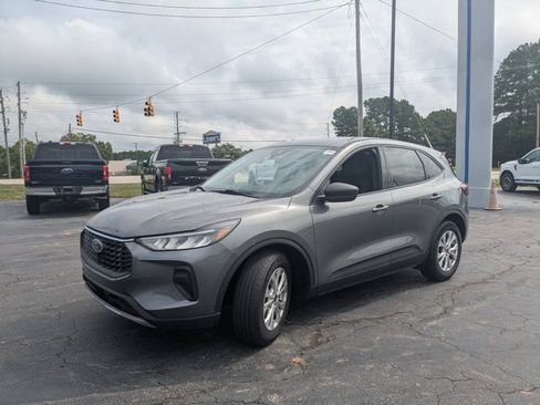 Certified 2025 Ford Escape Active w/ Cold Weather Package FWD image 4