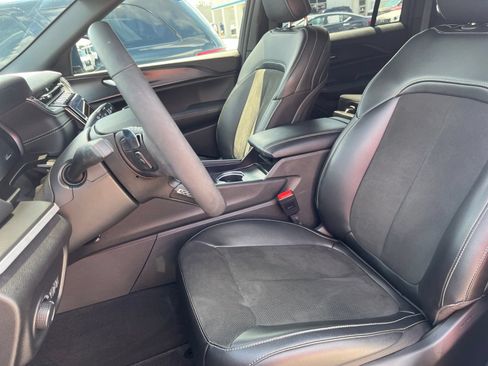 Used 2025 Jeep Grand Cherokee Altitude RWD image 8