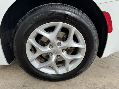 Used 2018 Chrysler Pacifica Touring Plus w/ Tire & Wheel Group FWD image 8