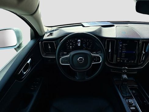 Used 2021 Volvo XC60 T5 Momentum image 24
