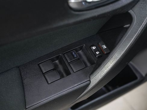 Used 2018 Toyota Corolla LE FWD image 18
