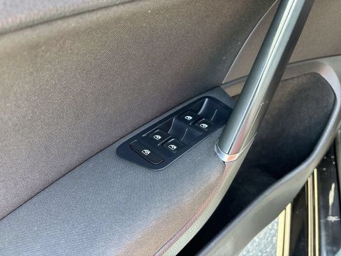 Used 2016 Volkswagen e-Golf SE FWD image 26