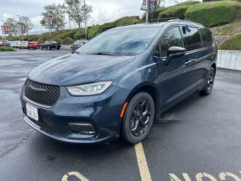 Used 2024 Chrysler Pacifica Premium image 2