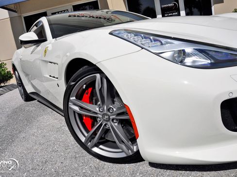 Used 2017 Ferrari GTC4Lusso AWD/4WD image 8