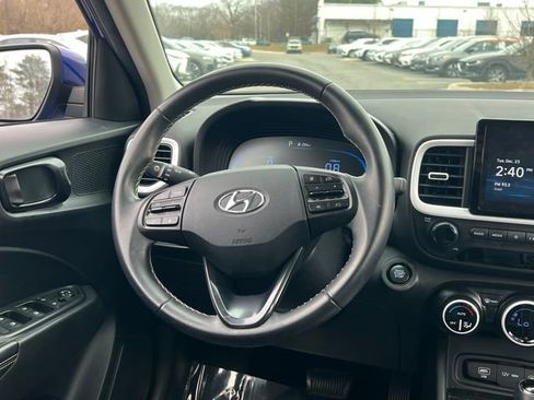 Used 2023 Hyundai Venue Limited image 18