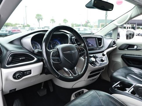 Used 2020 Chrysler Pacifica Touring-L FWD image 25