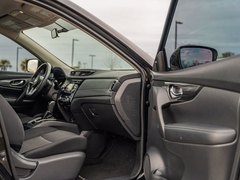 Used 2017 Nissan Rogue SV image 11