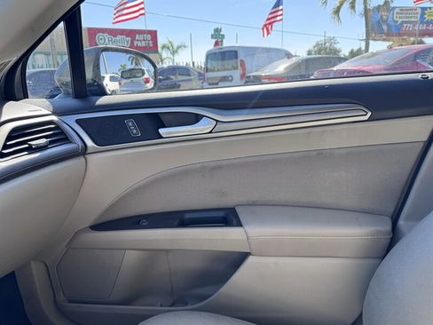 Used 2019 Ford Fusion SE image 13