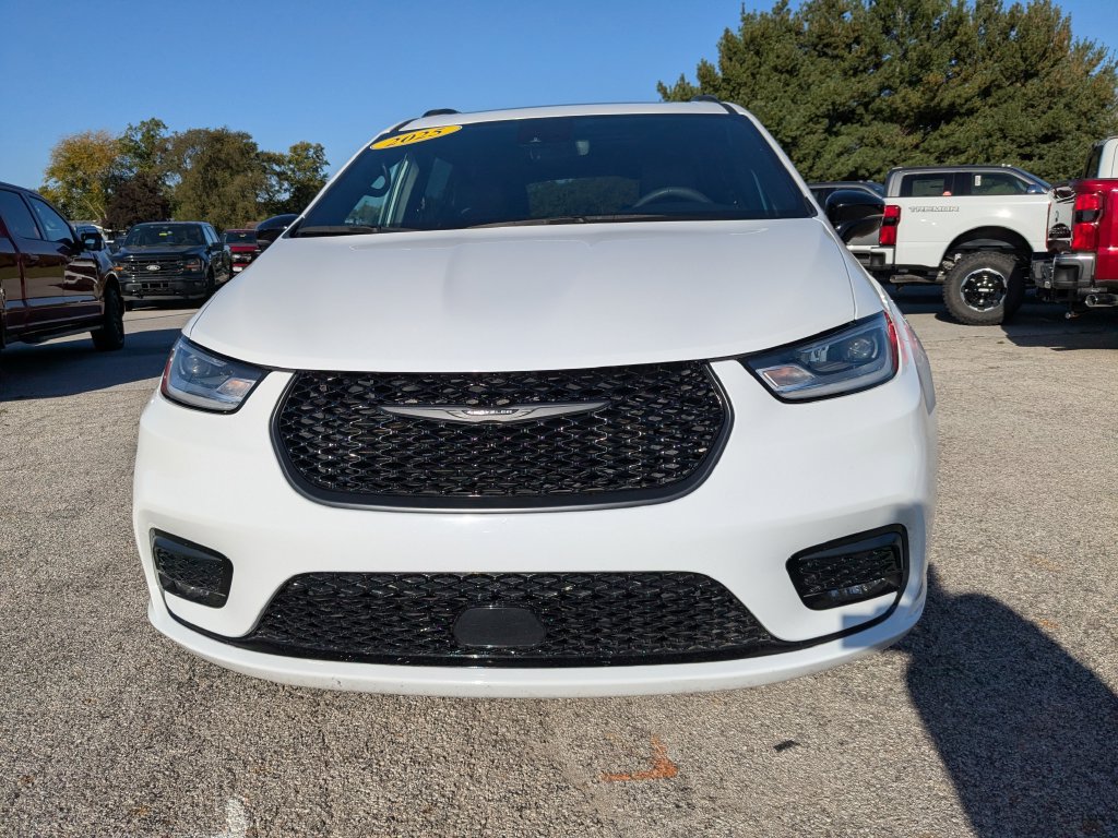 Used 2025 Chrysler Pacifica Limited FWD image 2