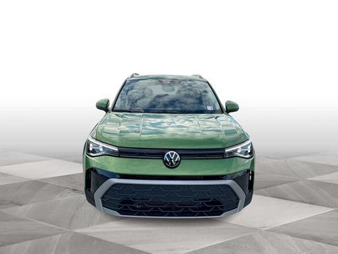 Used 2025 Volkswagen Taos SE FWD image 3