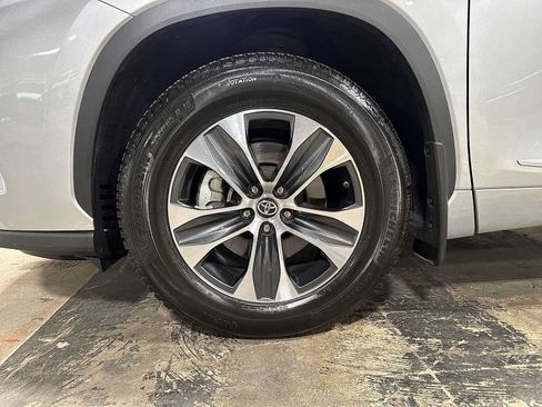 Used 2021 Toyota Highlander XLE AWD/4WD image 10