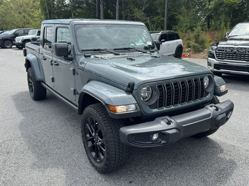 Used 2025 Jeep Gladiator Sport AWD/4WD image 3