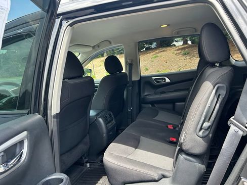 Used 2020 Nissan Pathfinder S FWD image 40