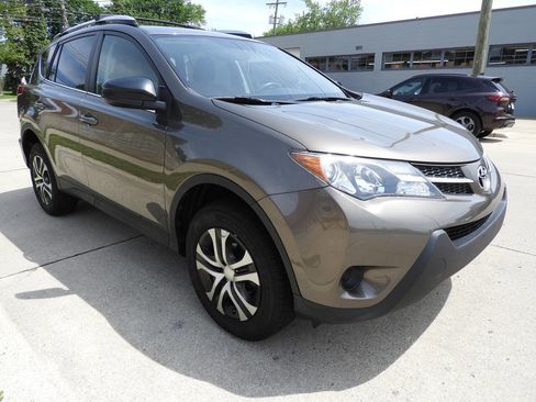 Used 2015 Toyota RAV4 LE w/ Four Season Floor Mat Package AWD/4WD image 12