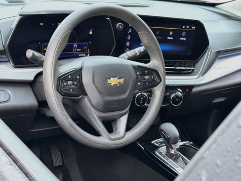 Used 2025 Chevrolet Trax LT FWD image 30