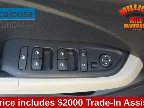 Used 2025 Hyundai Venue SEL FWD image 13