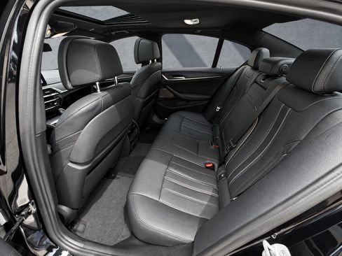 Used 2022 BMW M550i xDrive AWD/4WD image 17