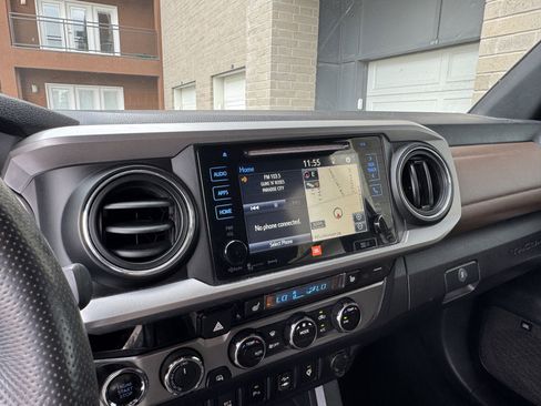 Used 2017 Toyota Tacoma Limited w/ Tow Package AWD/4WD image 25