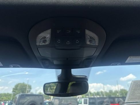 Used 2025 Chrysler Pacifica Limited FWD image 24