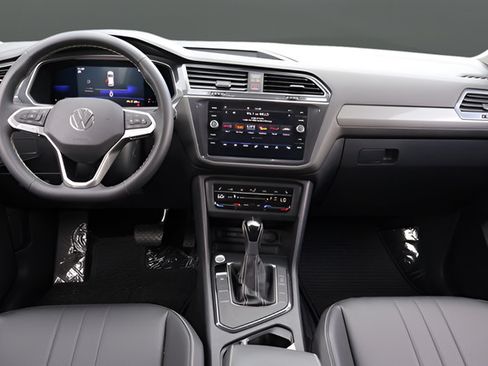 Certified 2023 Volkswagen Tiguan SE w/ Panoramic Sunroof Package FWD image 16